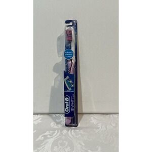 Oral-B 3D White Vivid REMOVES SURFACE STAINS Soft Toothbrush